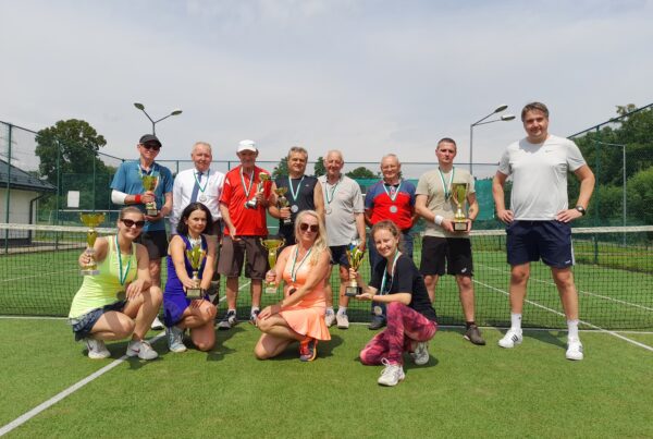 uczestnicy turnieju tenisowego o Puchar Wójta Gminy Zielonki