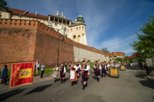 Parafialno-Gminna Orkiestra Dęta w Zielonkach podczas procesji na Skałkę