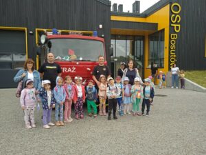 Zdjęcia z wizyty przedszkolaków w remizie strażackiej w Bosutowie