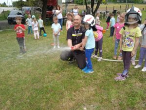 Zdjęcia z wizyty przedszkolaków w remizie strażackiej w Bosutowie