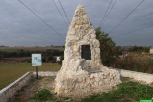 Obelisk w Bosutowie