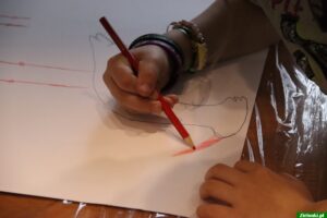 Dziecko rysujące podczas warsztatów