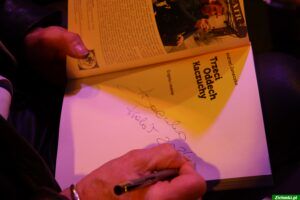 Podpisywanie autografu na książce